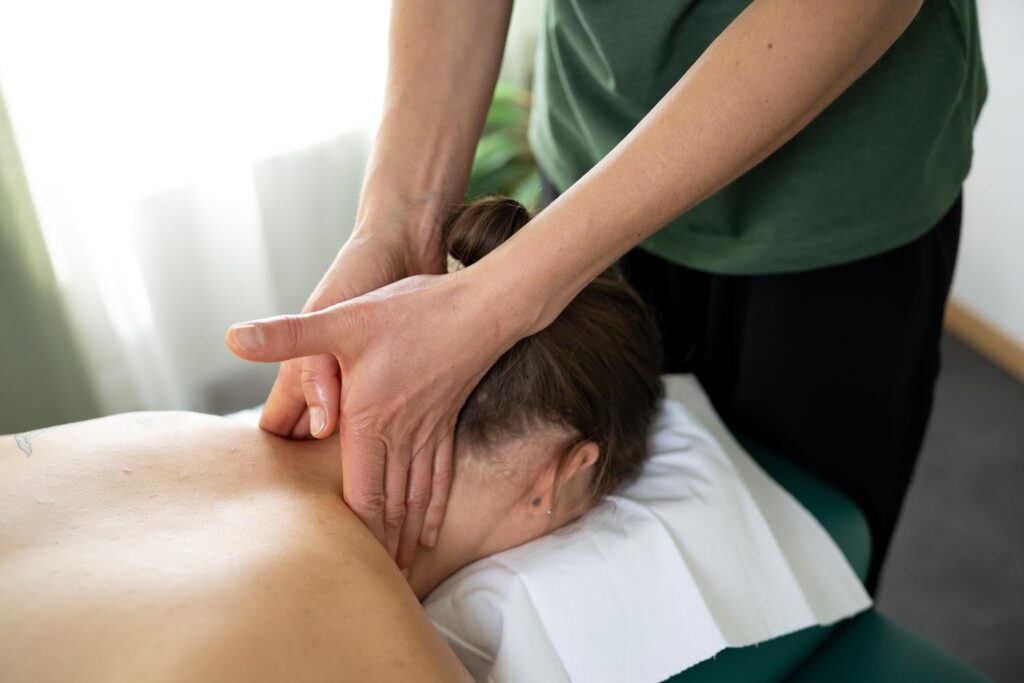Medizinische Massagen gegen Muskelschmerzen von Anna Heini in der Cura Praxis in Grosswangen