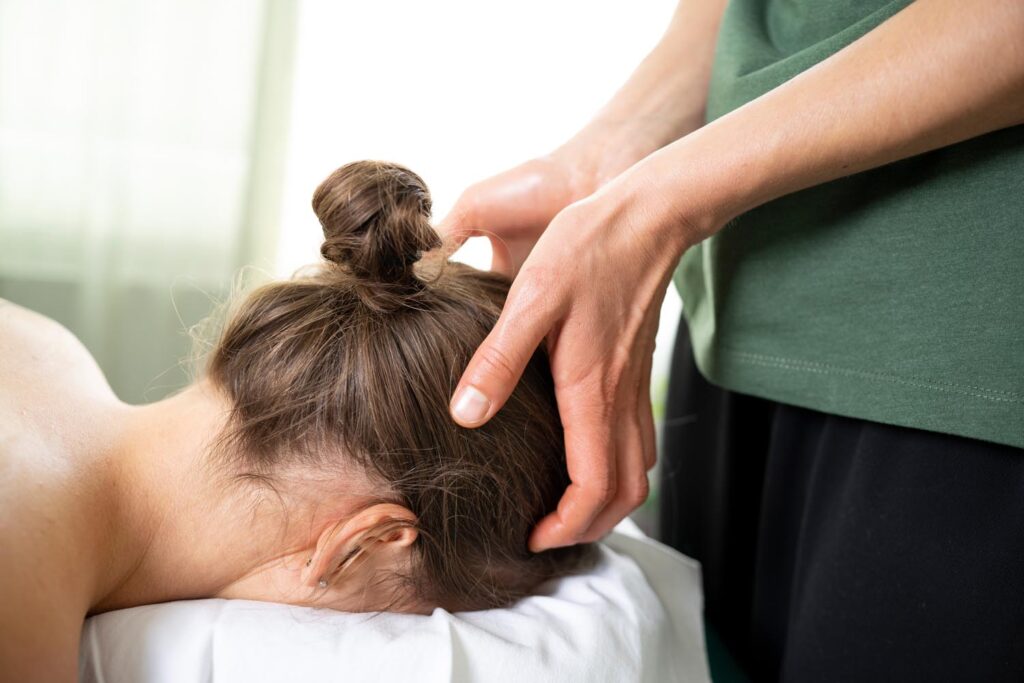 Medizinische Massagen gegen Kopfschmerzen und Verspannungen von Anna Heini in der Cura Praxis in Grosswangen